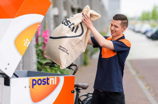 Fietskoerier PostNL Den Haag